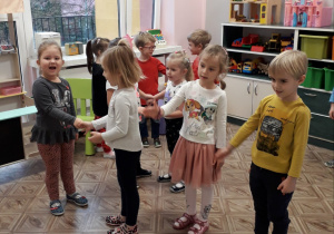 dzieci śpiewają i tańczą piosenkę "Podaj łapkę misiu"
